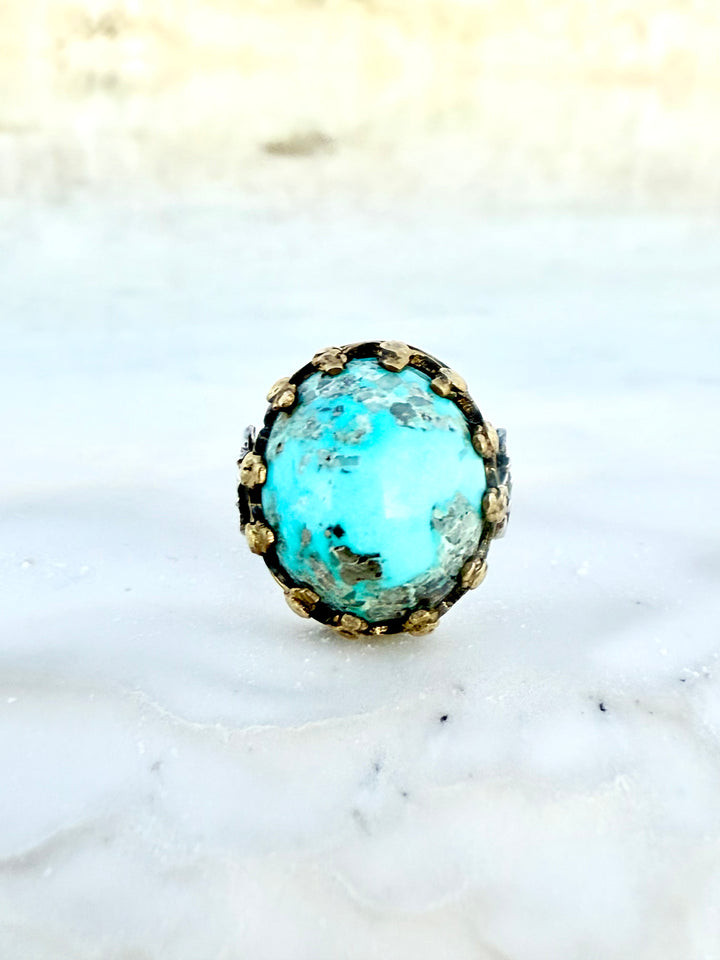 Turquoise ring with gold accents in 925 silver. 